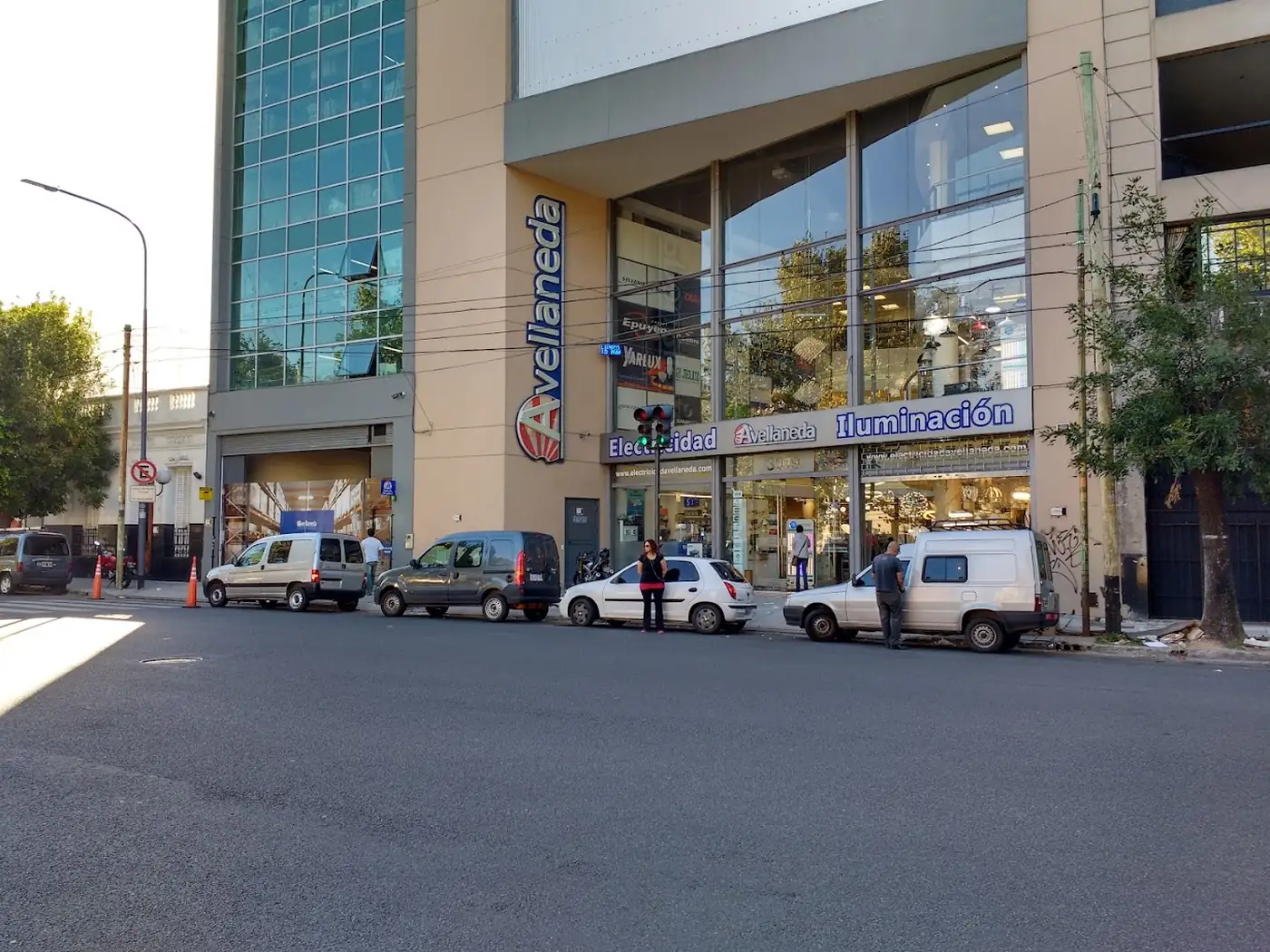 Fachada de Electricidad Avellaneda sobre Av. Gaona 3919, CABA