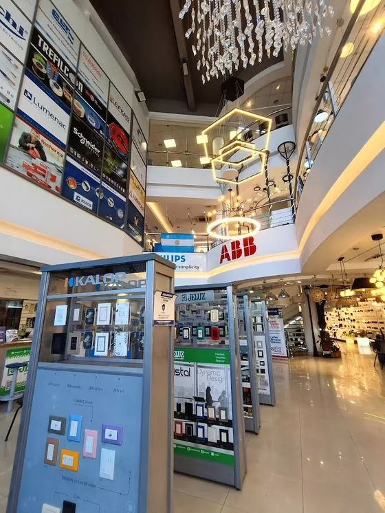 Salón de ventas de Electricidad Avellaneda con materiales eléctricos e iluminación de marcas líderes