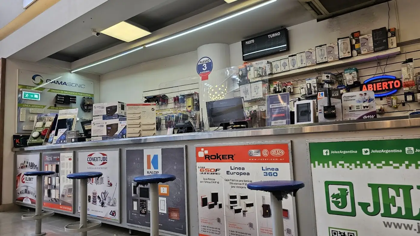Interior del salón de ventas de Electricidad Avellaneda con exhibidores de materiales eléctricos e iluminación